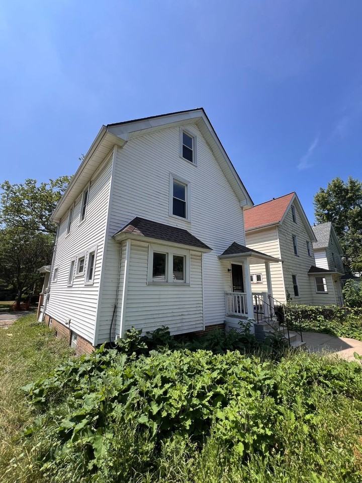 15407 School Ave - Photo 2 of 11