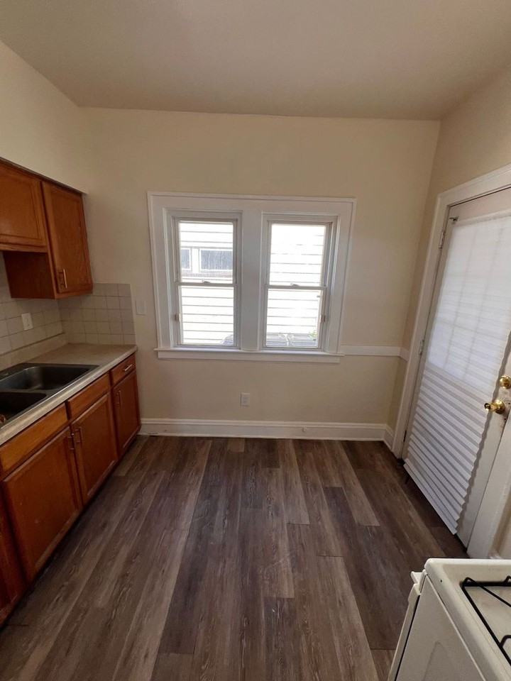 15407 School Ave - Photo 3 of 11