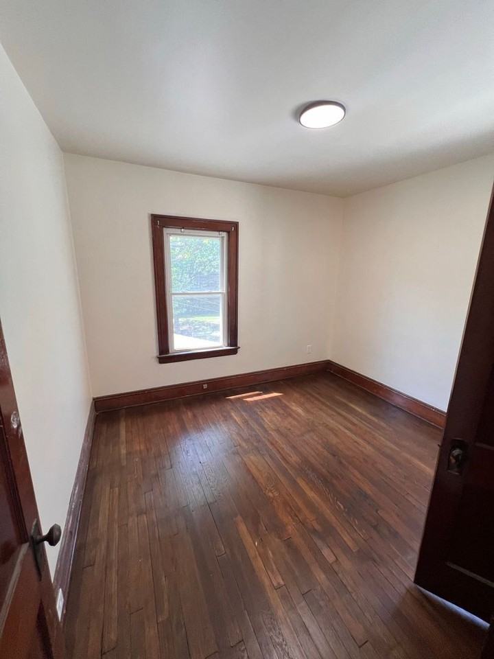 15407 School Ave - Photo 5 of 11