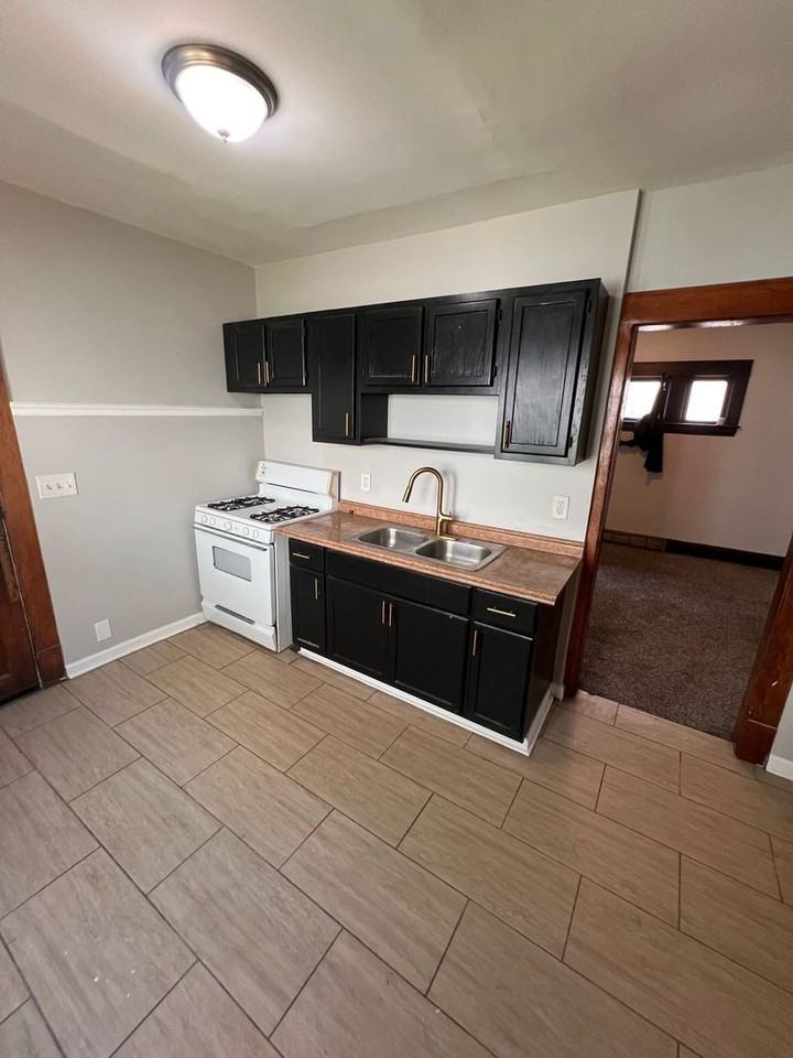 15403 School Ave - Photo 3 of 10