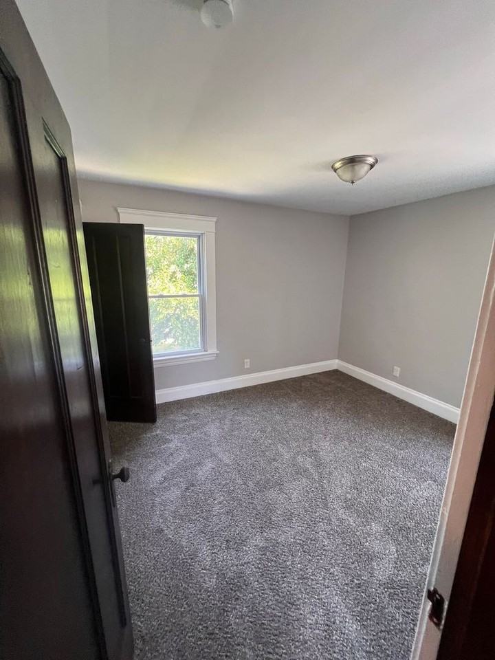 15403 School Ave - Photo 5 of 10