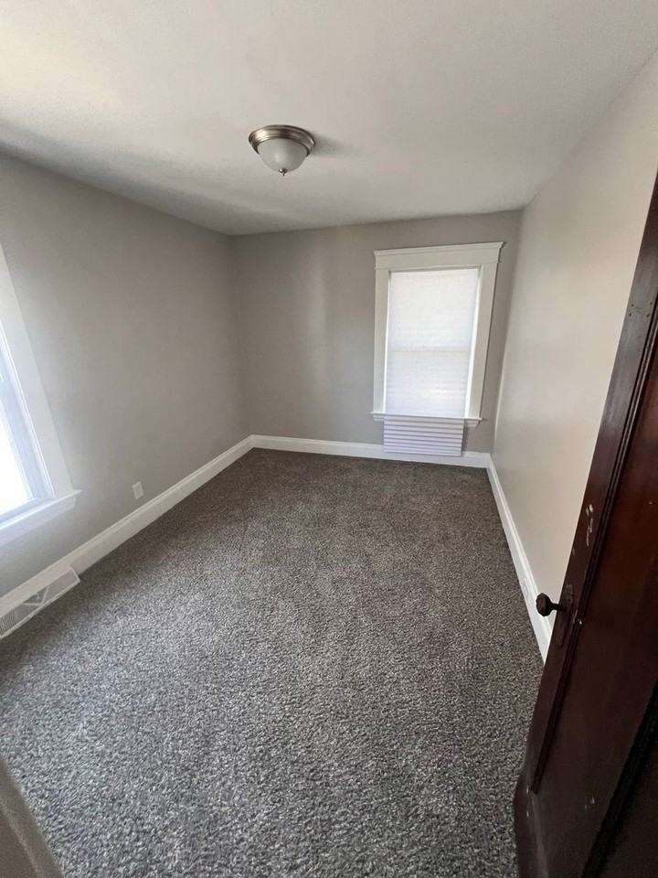 15403 School Ave - Photo 7 of 10