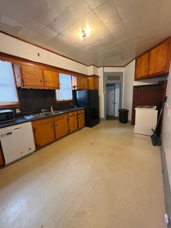 228 W Jackson St - Photo 2 of 8