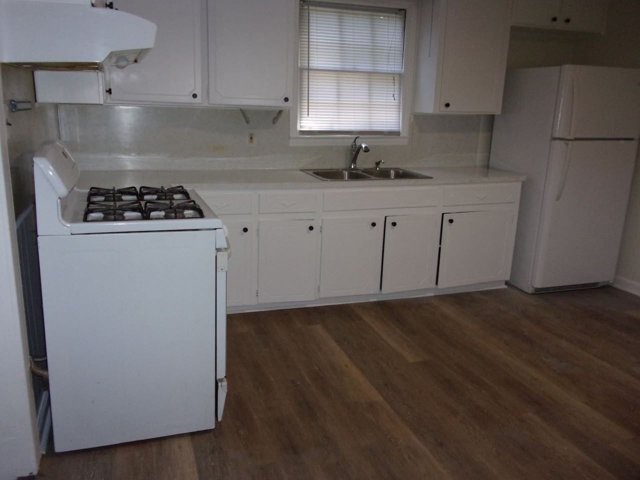 202 Shurley St - Photo 4 of 12