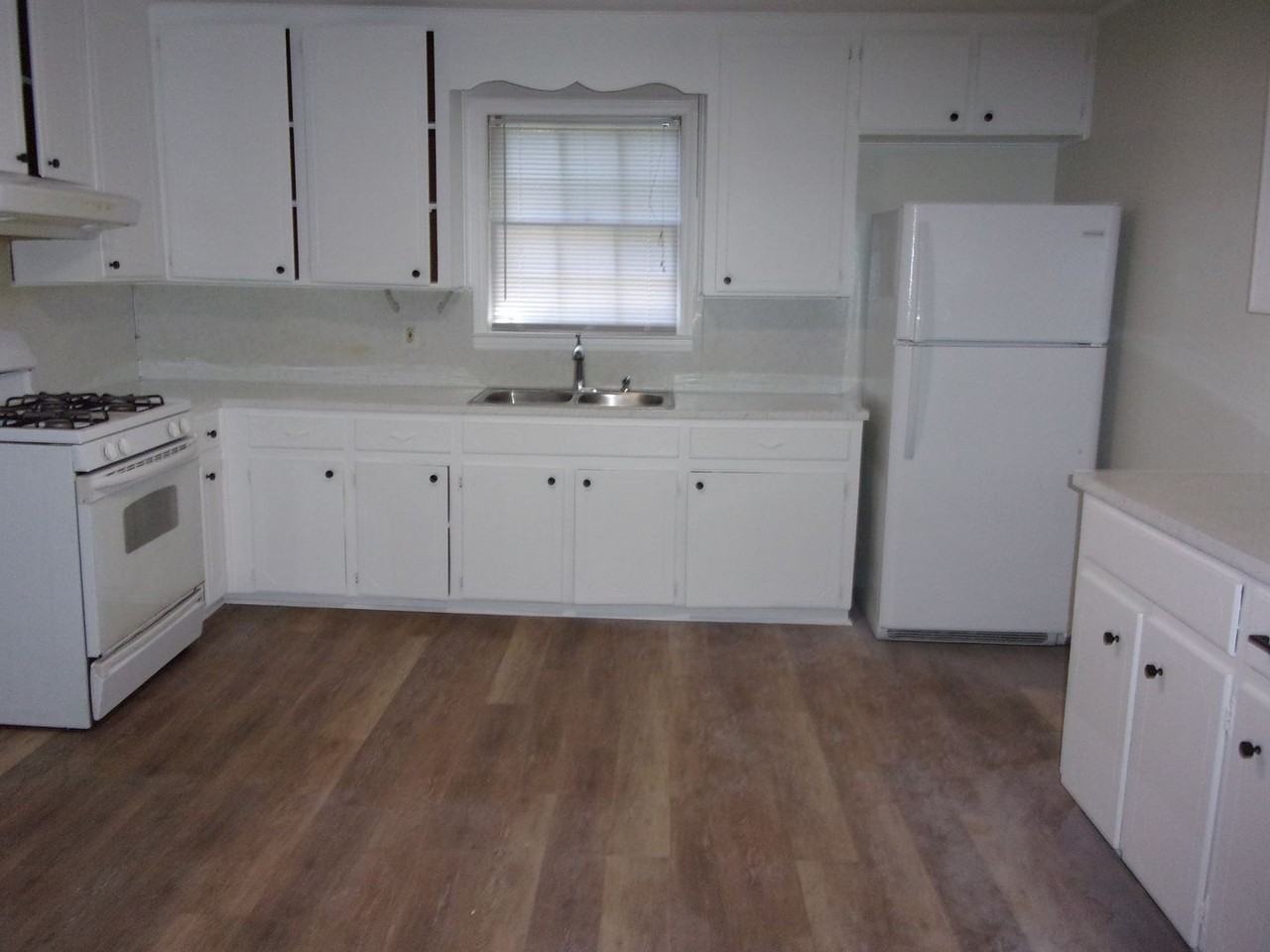 202 Shurley St - Photo 6 of 12