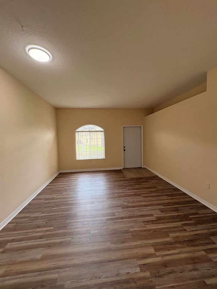 305 Port Pleasant Dr - Photo 4 of 17