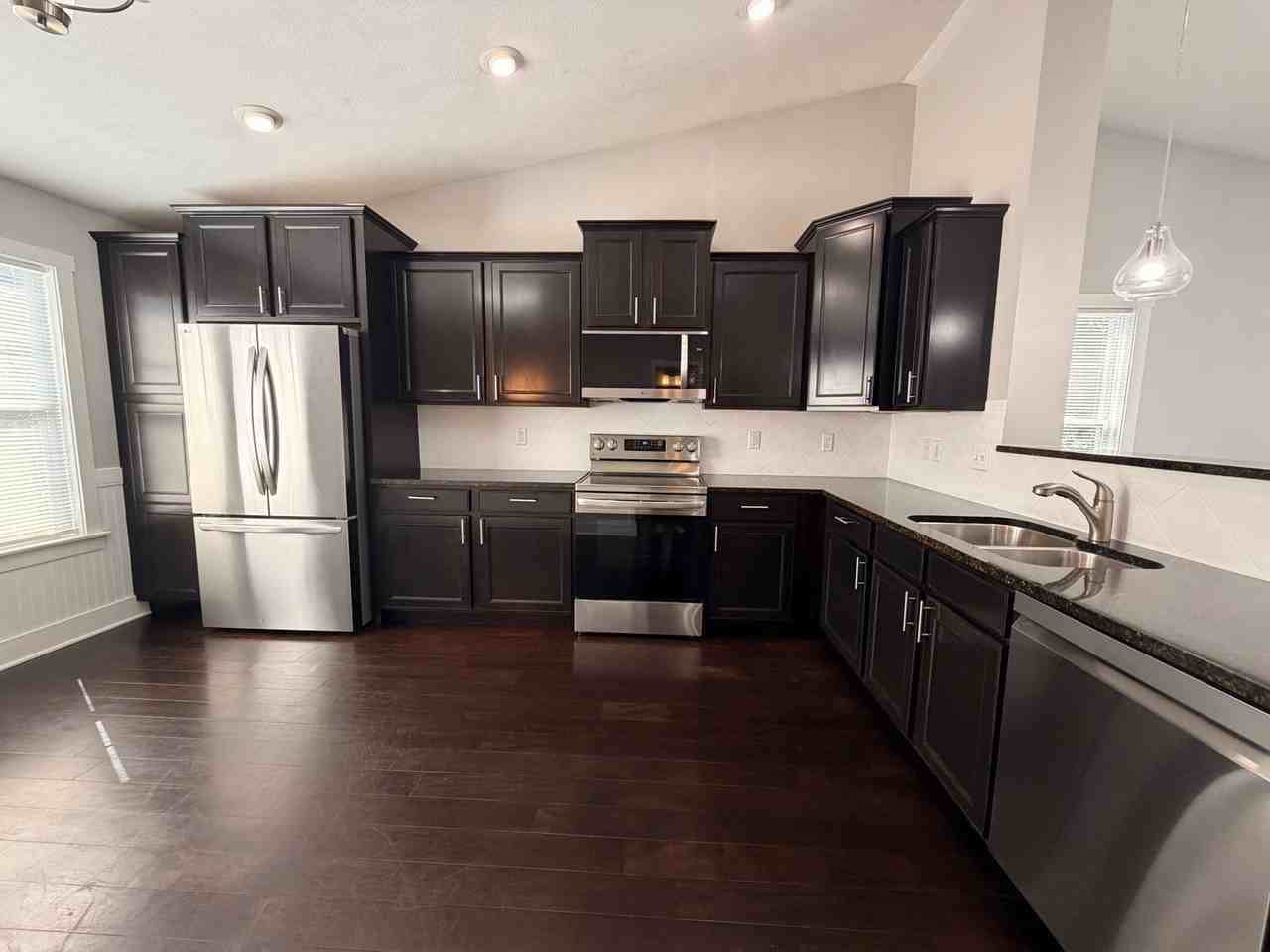 1627 Hamlet Dr - Photo 4 of 41