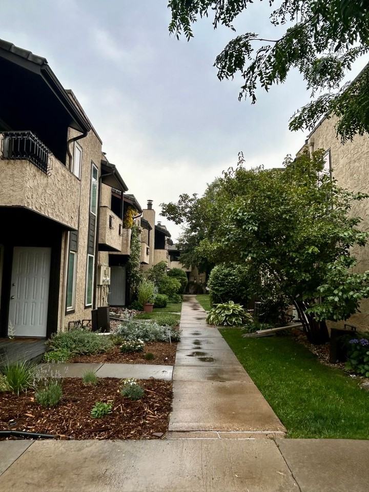 2996 Shady Holw W - Photo 2 of 9