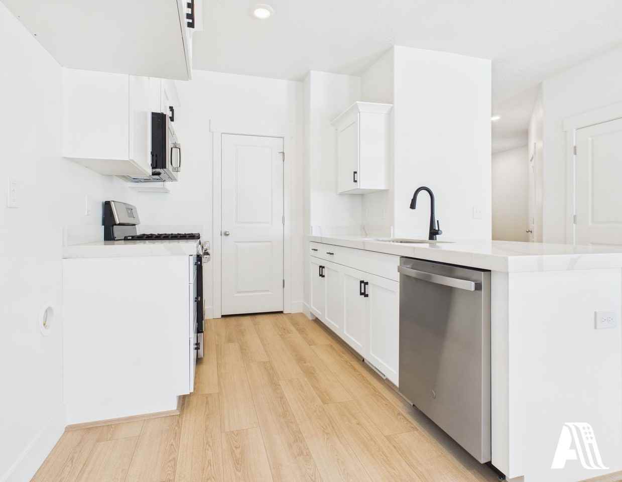 447 E 650 N - Photo 3 of 35