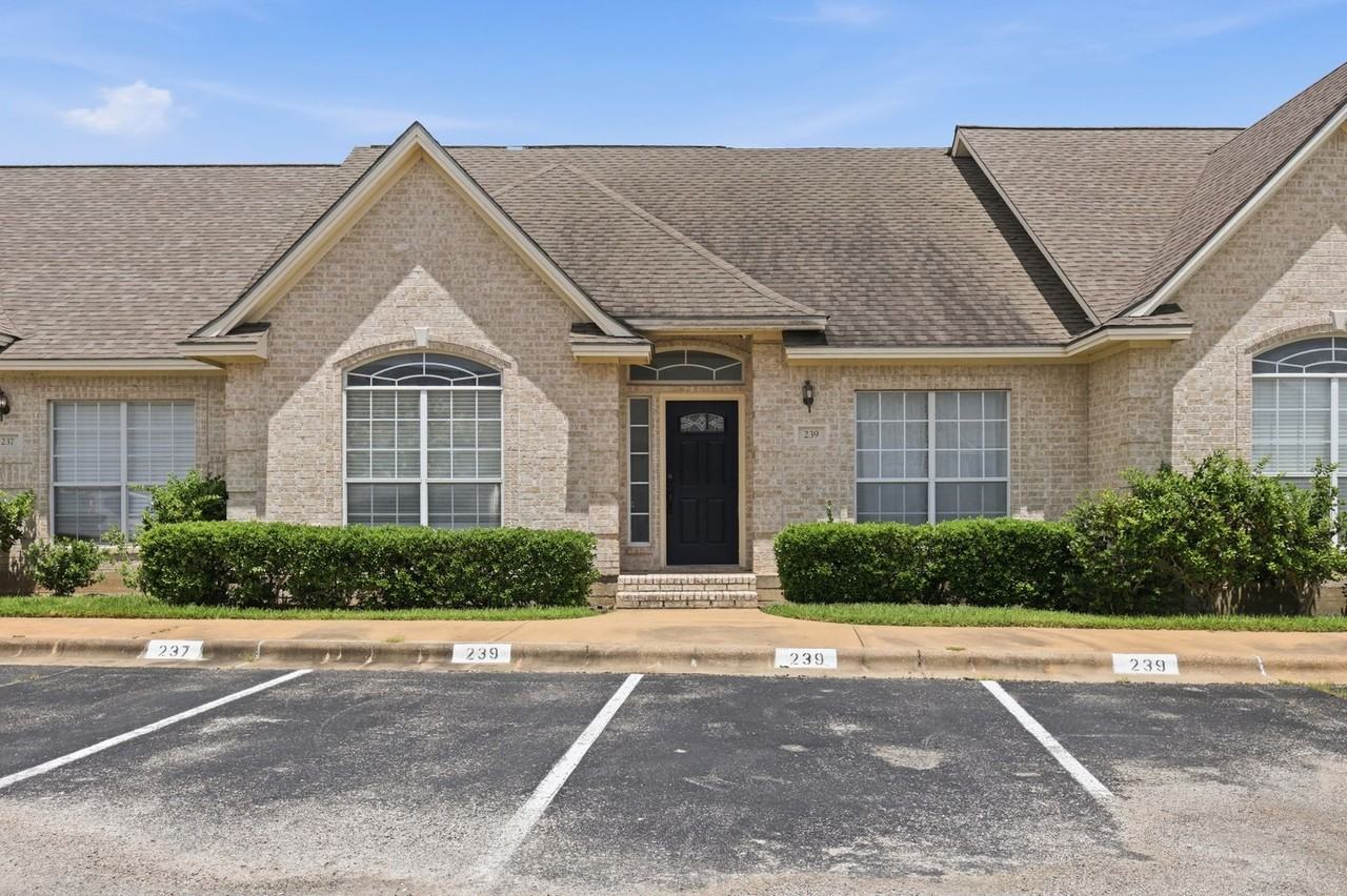 239 Navarro Dr - Photo 3 of 23