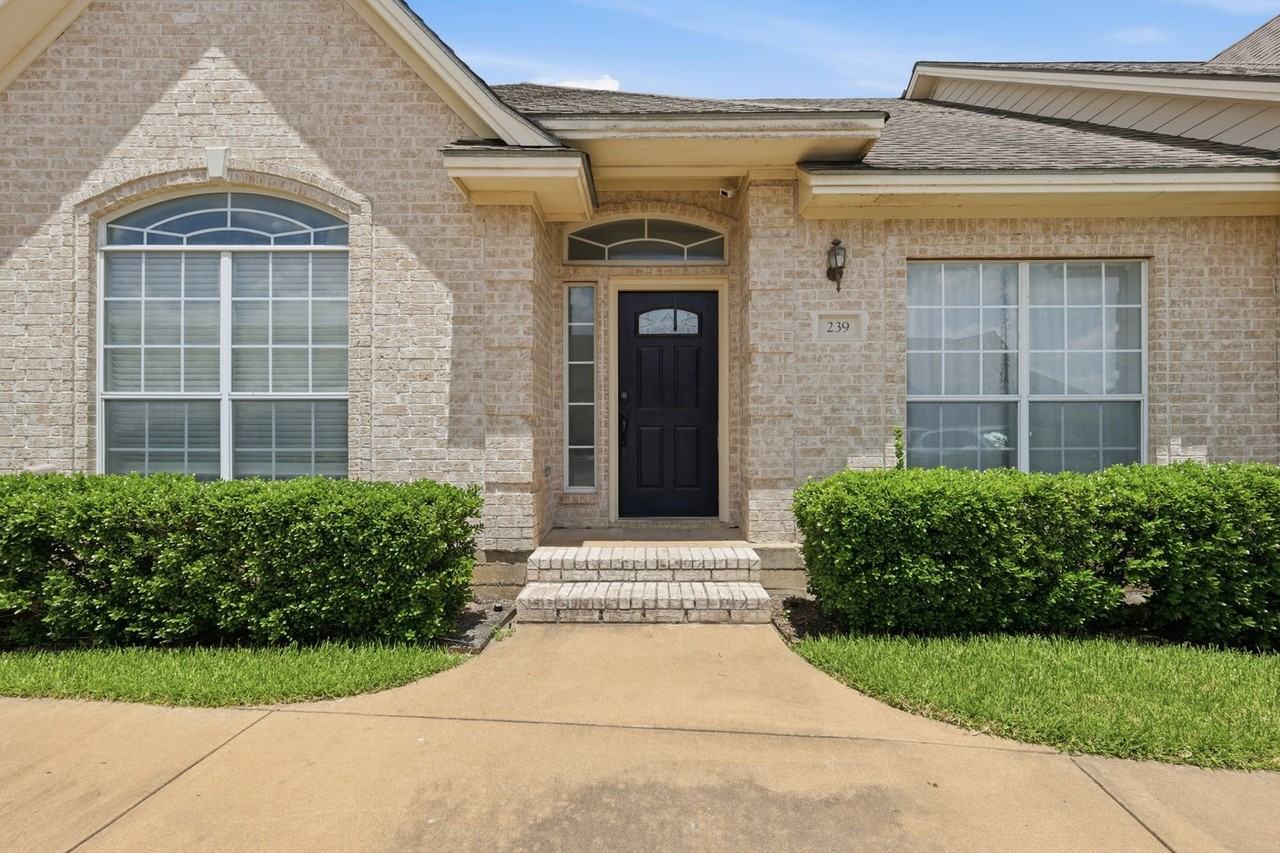 239 Navarro Dr - Photo 4 of 23