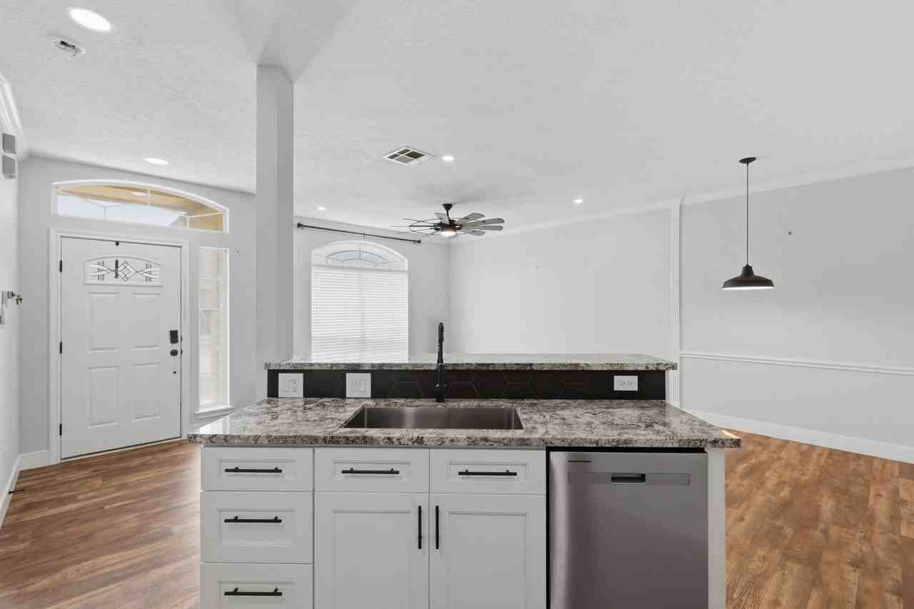 239 Navarro Dr - Photo 7 of 23