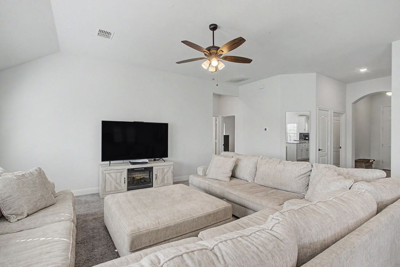1004 Deer Ridge Dr - Photo 2 of 24