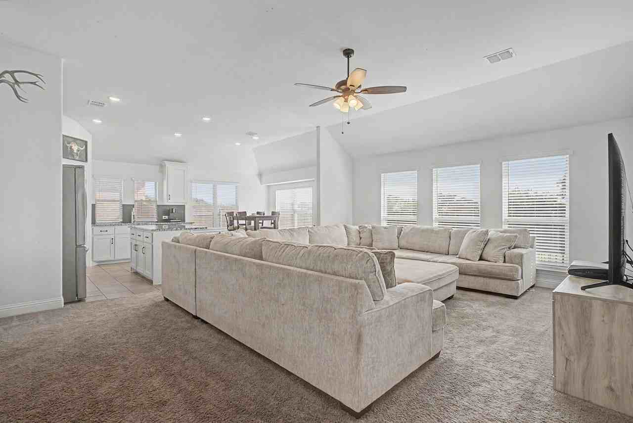 1004 Deer Ridge Dr - Photo 4 of 24