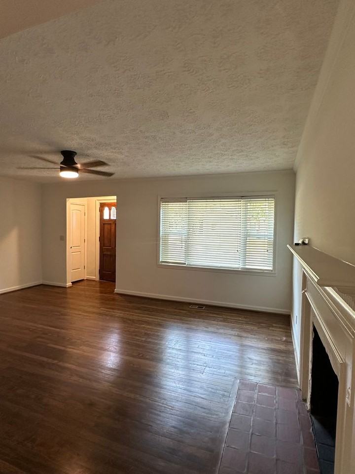 1015 Lanier Ave - Photo 4 of 11