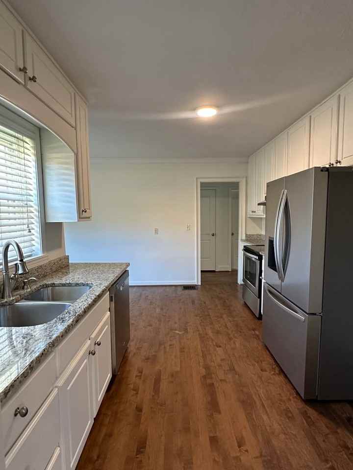 1015 Lanier Ave - Photo 5 of 11