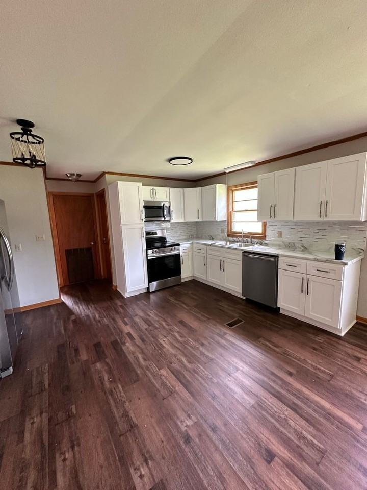 523 Olney St - Photo 4 of 10