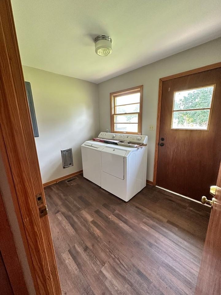 523 Olney St - Photo 6 of 10