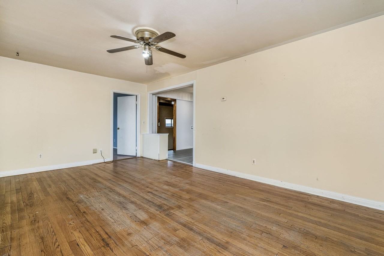 3609 S Travis St - Photo 2 of 20