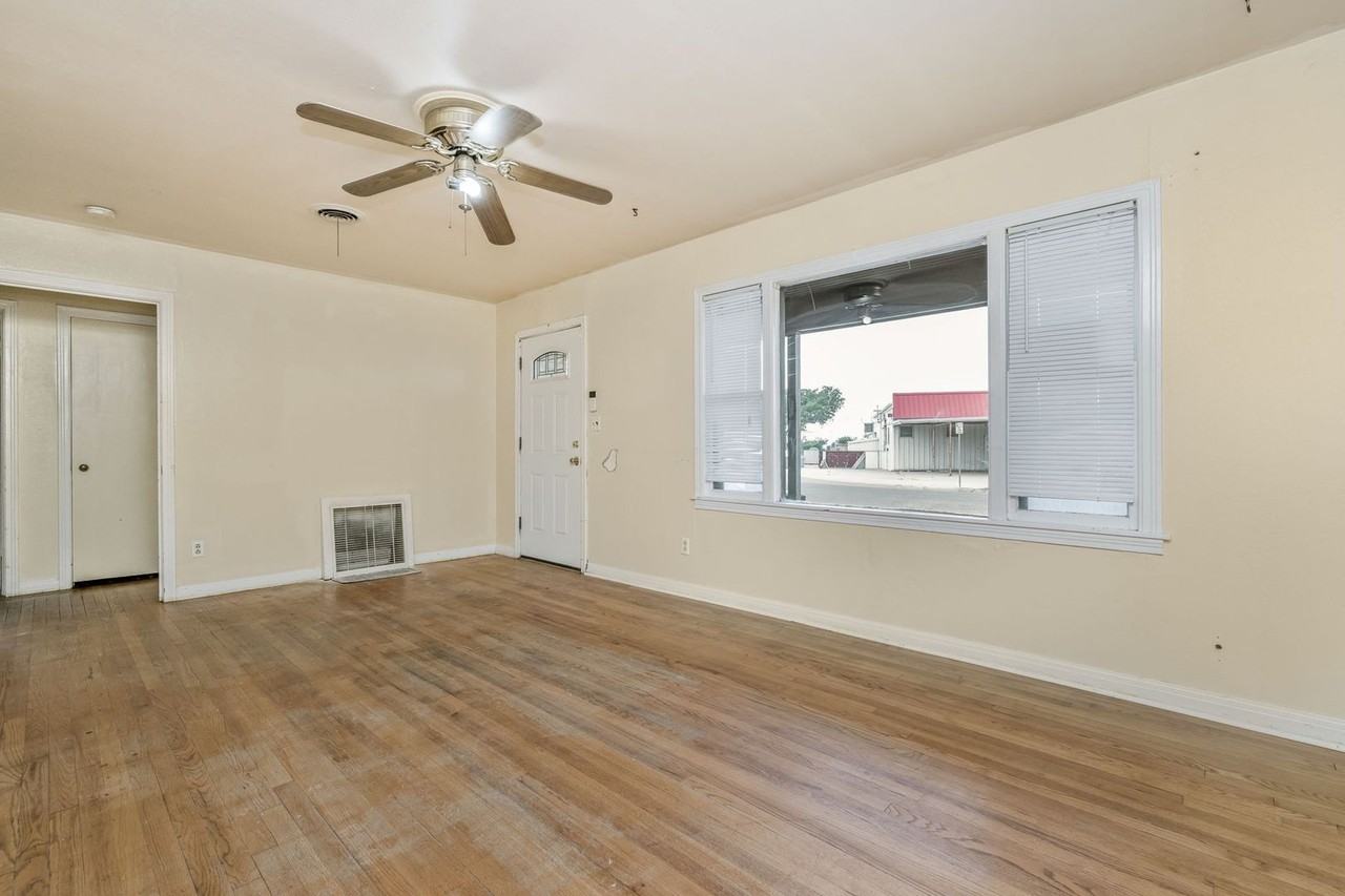 3609 S Travis St - Photo 3 of 20