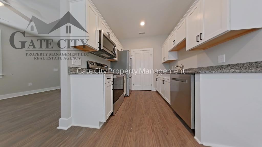 306 Oakwood St - Photo 2 of 9