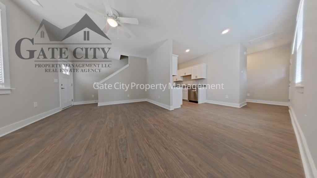 306 Oakwood St - Photo 3 of 9