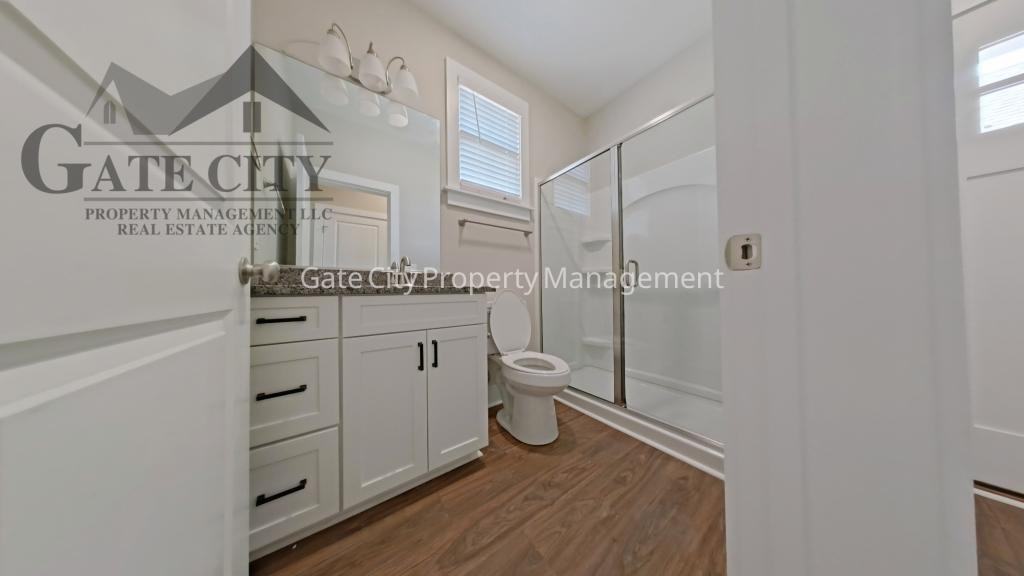 306 Oakwood St - Photo 4 of 9