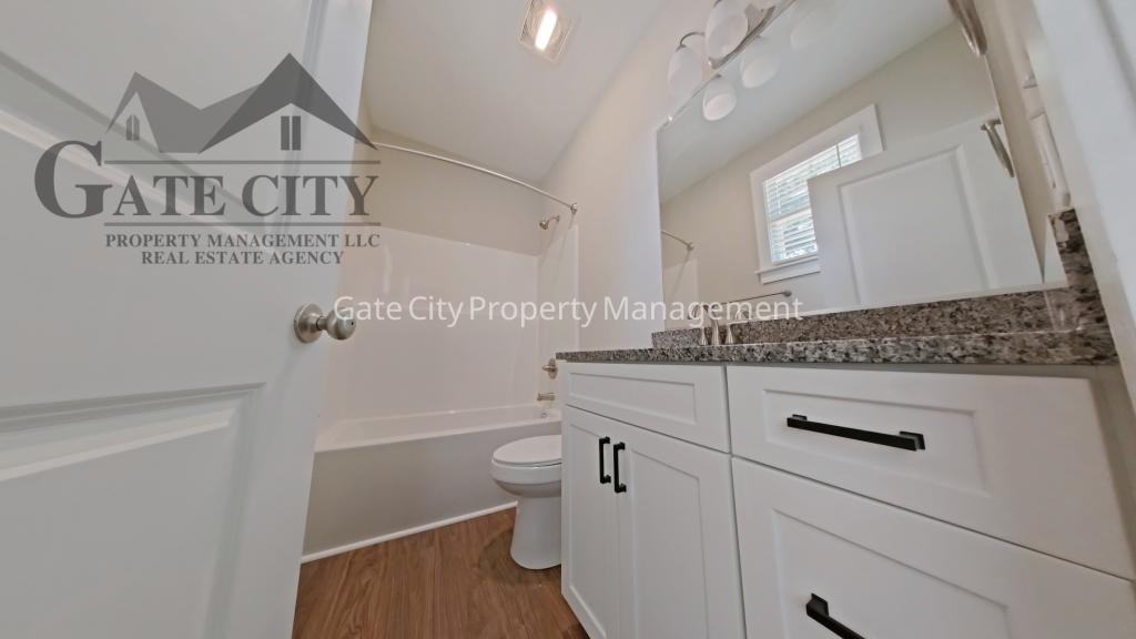 306 Oakwood St - Photo 7 of 9