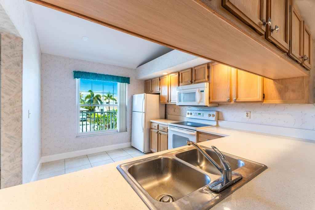 1427 Sw 47th Ter - Photo 4 of 31