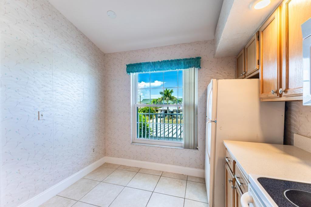 1427 Sw 47th Ter - Photo 5 of 31