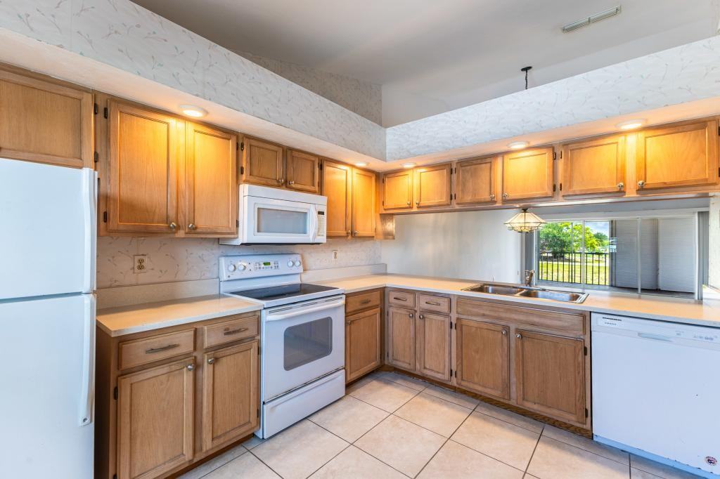1427 Sw 47th Ter - Photo 6 of 31