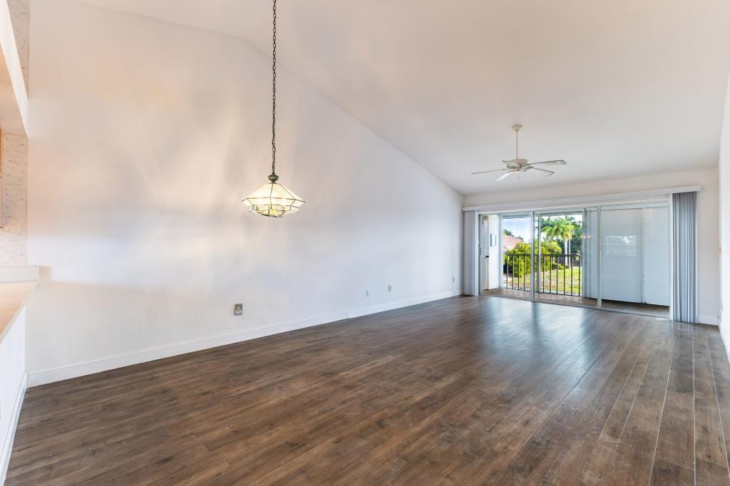 1427 Sw 47th Ter - Photo 7 of 31