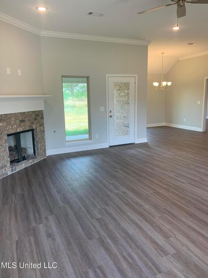624 Westfield Dr - Photo 3 of 18