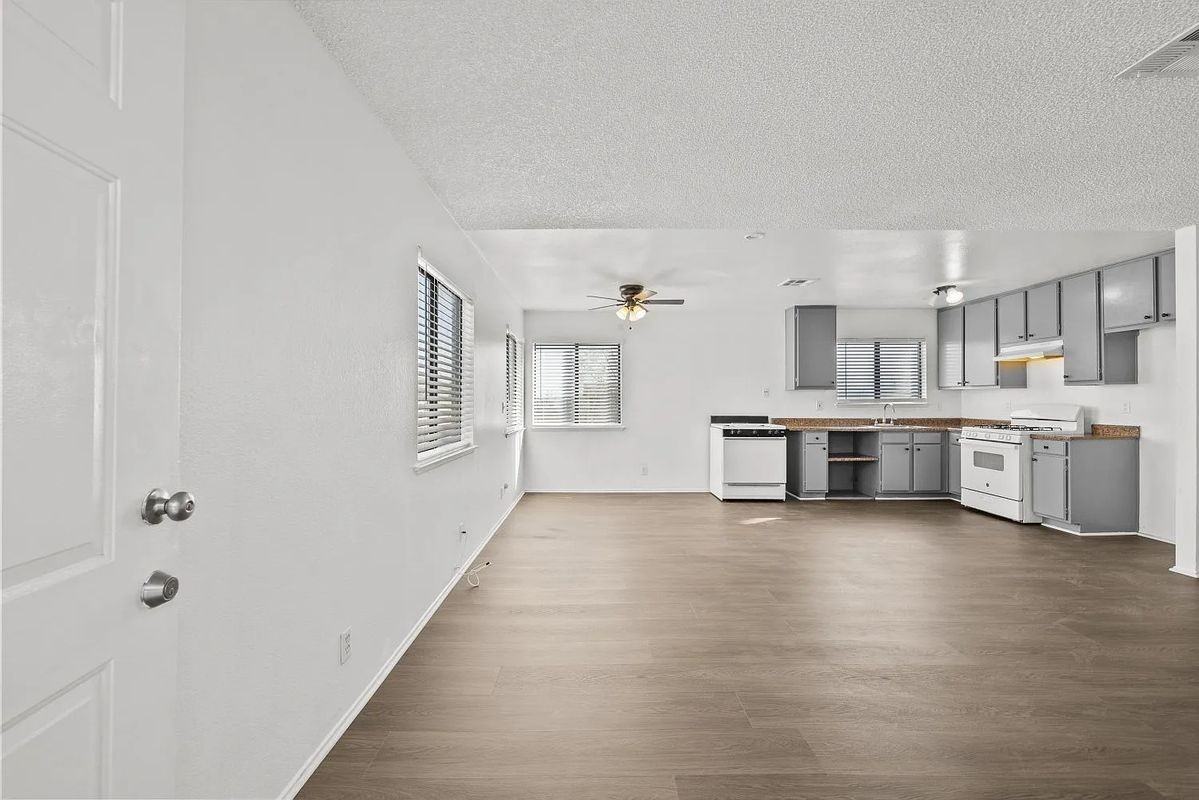 38501 Larkin Ave ##4 - Photo 4 of 29