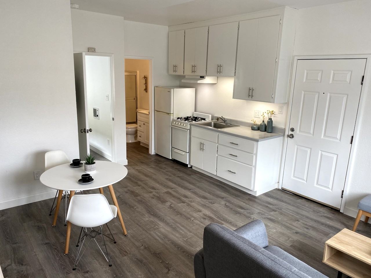 445 40th St #1 - Photo 3 of 12