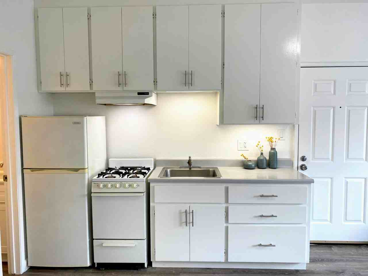 445 40th St #1 - Photo 7 of 12