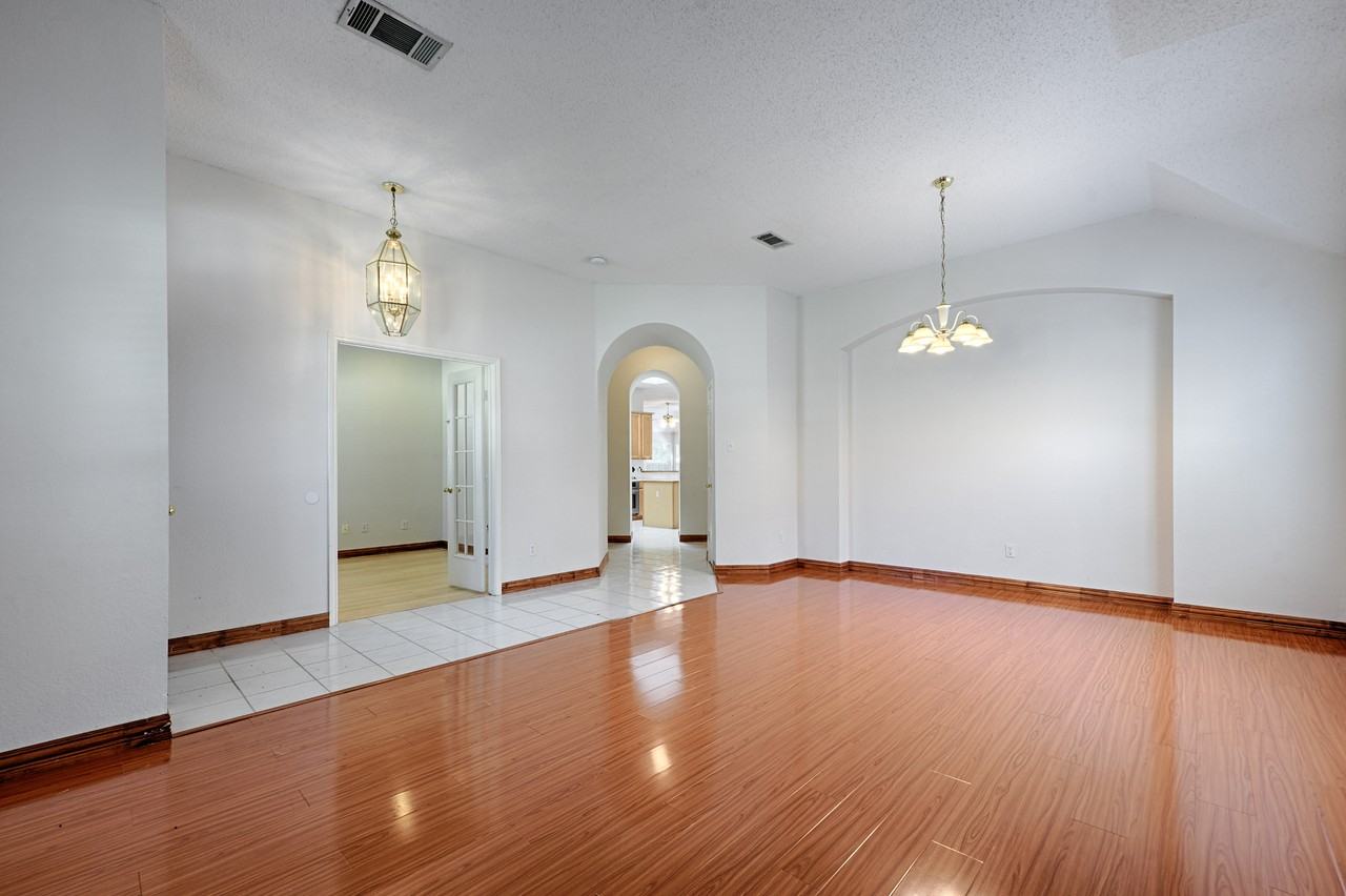 7512 Vineyard Dr - Photo 4 of 26