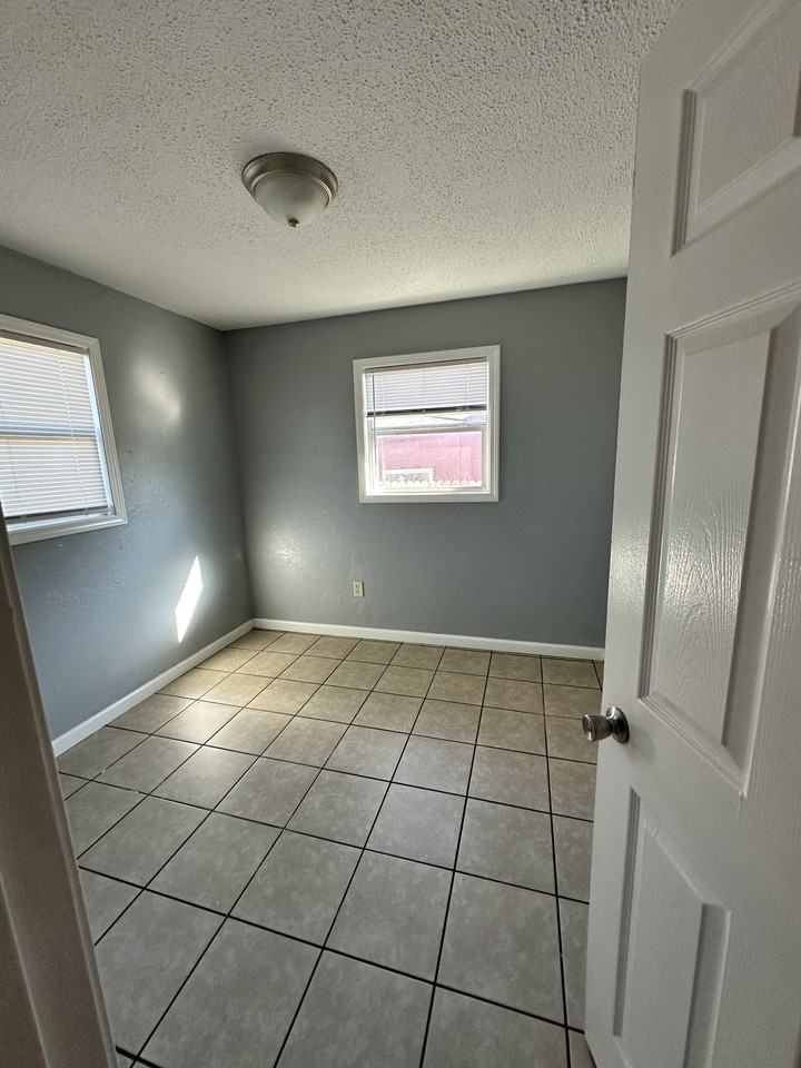 1501 Se 46th St - Photo 3 of 7