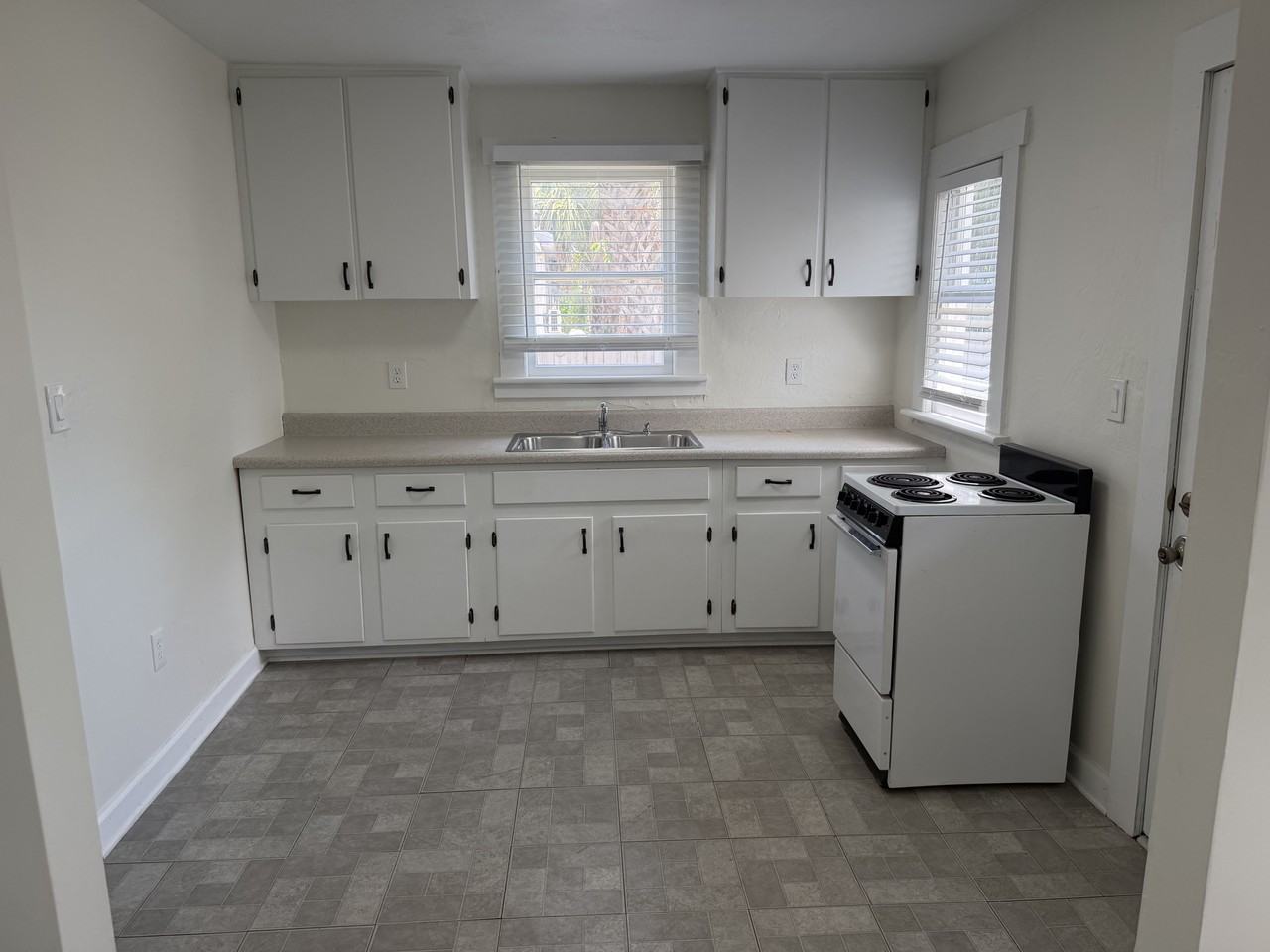 4504 N Suwanee Ave - Photo 4 of 15