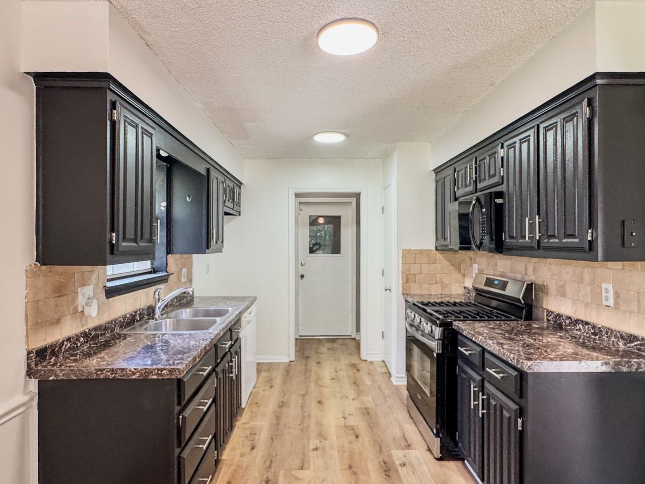 3016 Eastland Ave - Photo 4 of 20
