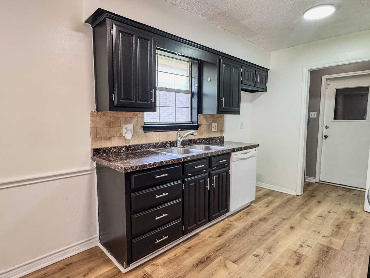 3016 Eastland Ave - Photo 5 of 20
