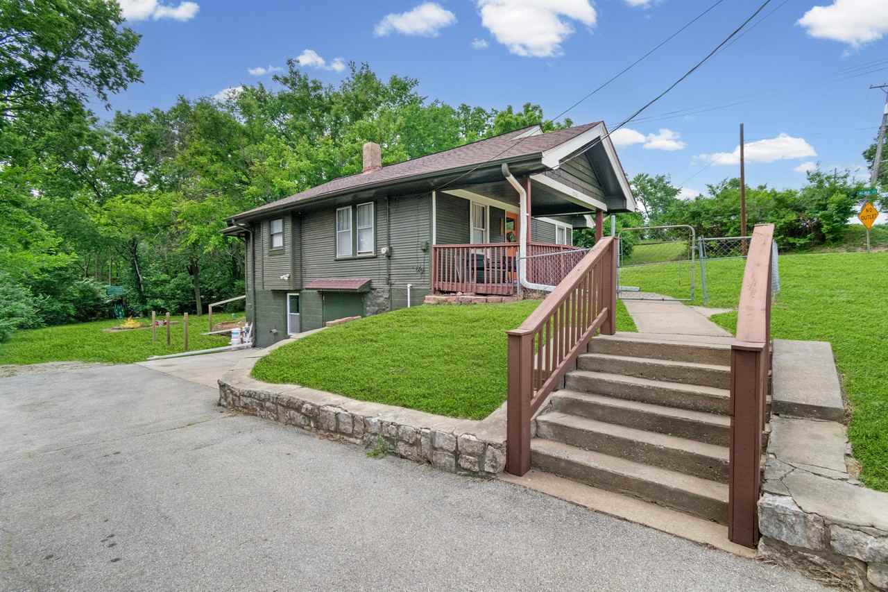 2736 S 18th St - Photo 4 of 36