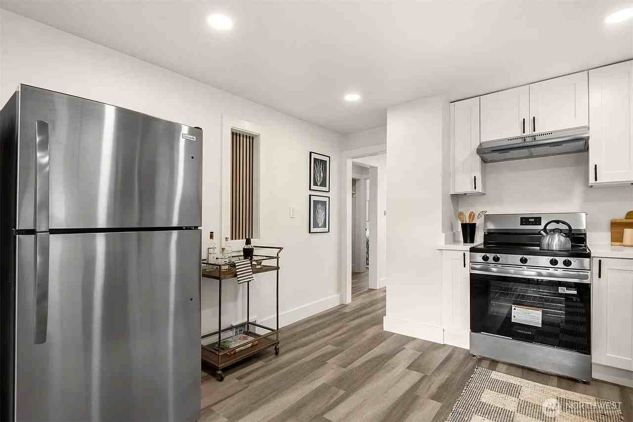 935 N 92nd St - Photo 5 of 24