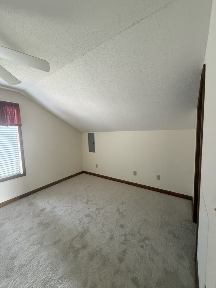 839B Sanford Rd - Photo 4 of 16