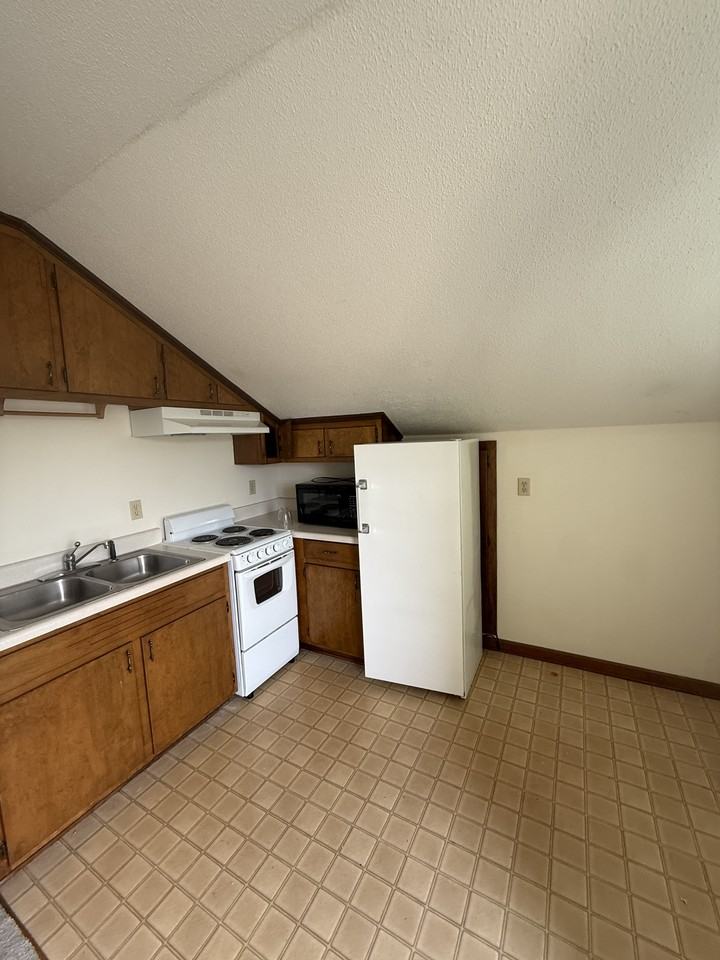 839B Sanford Rd - Photo 5 of 16