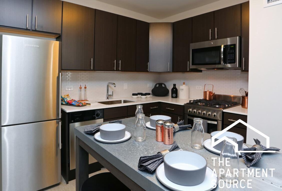 165 W Superior St - Photo 4 of 29
