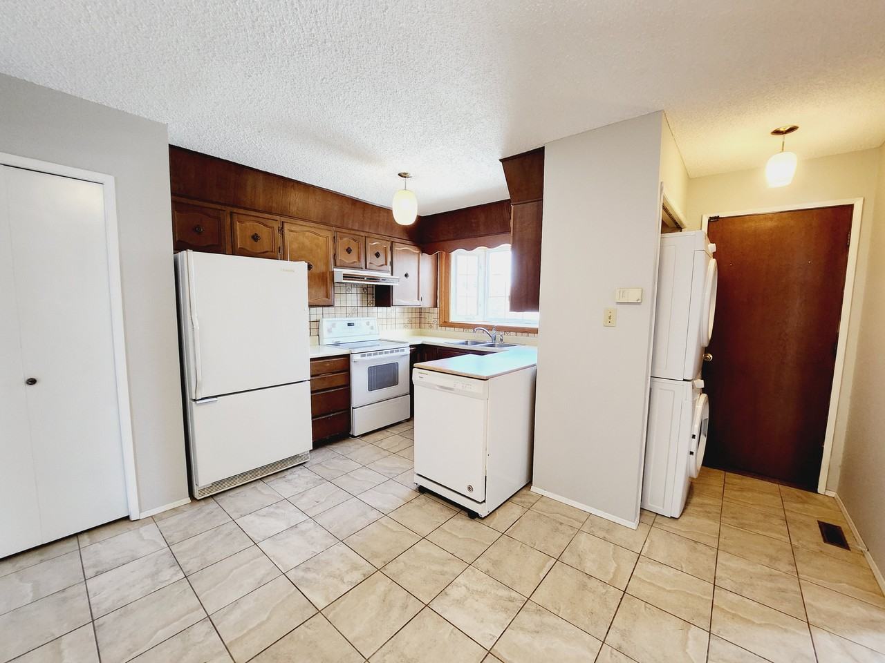 8725 151 Street NW - MAIN - Photo 2 of 15