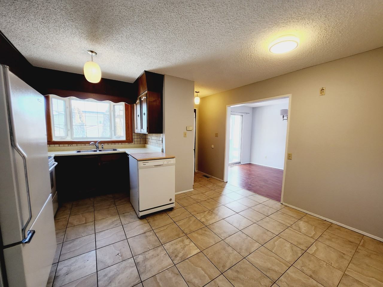 8725 151 Street NW - MAIN - Photo 3 of 15