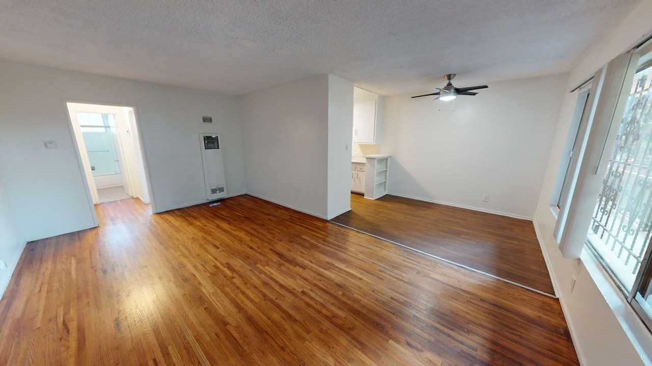 Amazing 2 bedroom & 1 bathroom unit - Photo 3 of 7