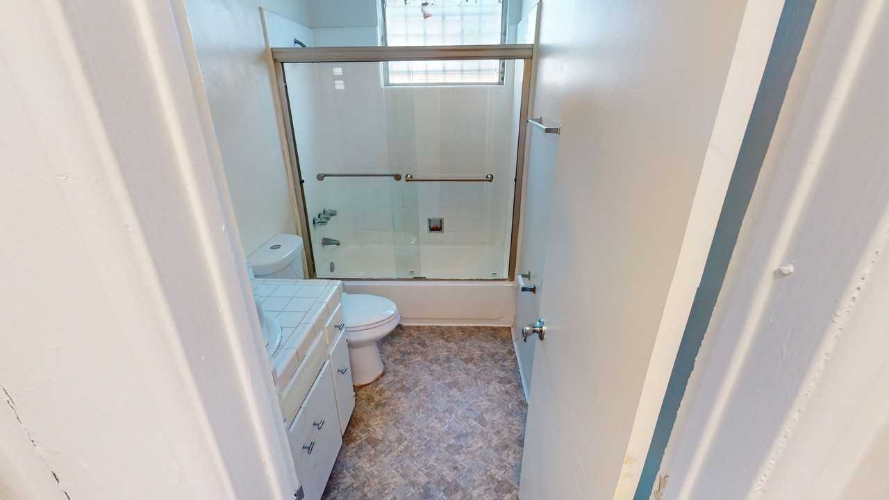 Amazing 2 bedroom & 1 bathroom unit - Photo 6 of 7